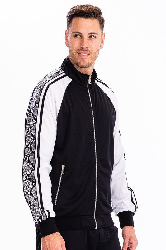 CHAQUETA DEPORTIVA CON ESTAMPADO LATERAL DE SERPIENTE