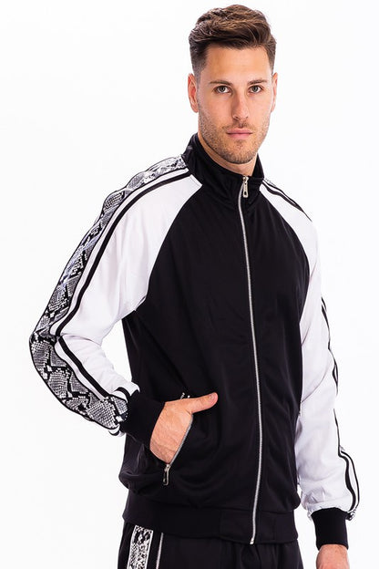 CHAQUETA DEPORTIVA CON ESTAMPADO LATERAL DE SERPIENTE