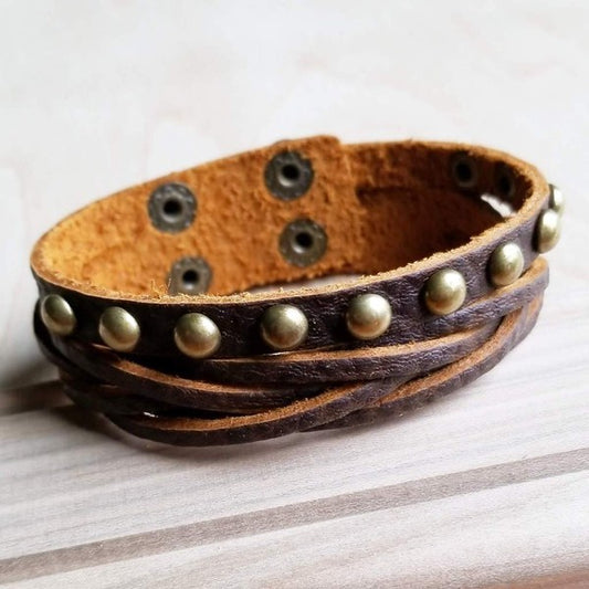 Brazalete de cuero multihilo con tachuelas de oro antiguo