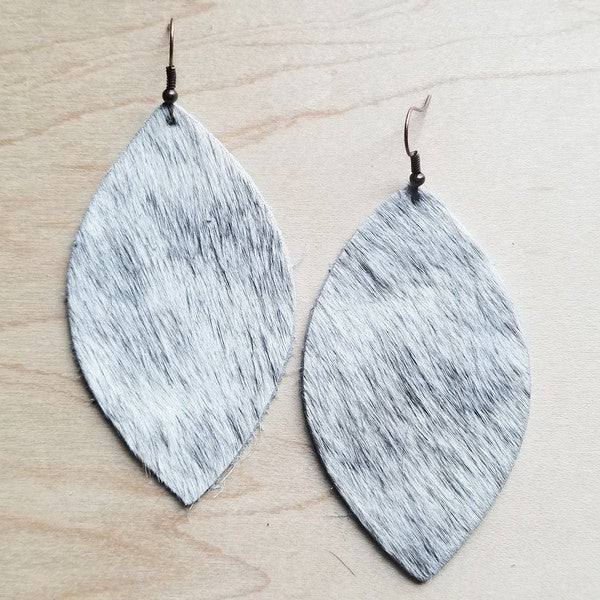 Pendientes Ovalados de Cuero en Pelo Blanco y Gris