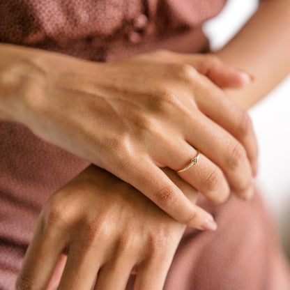 Anillo pequeño anudado