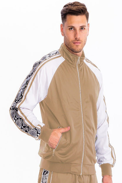 CHAQUETA DEPORTIVA CON ESTAMPADO LATERAL DE SERPIENTE