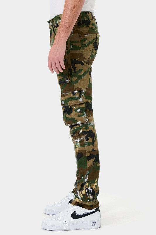 Pantalones rectos ajustados tipo cargo con estampado de camuflaje