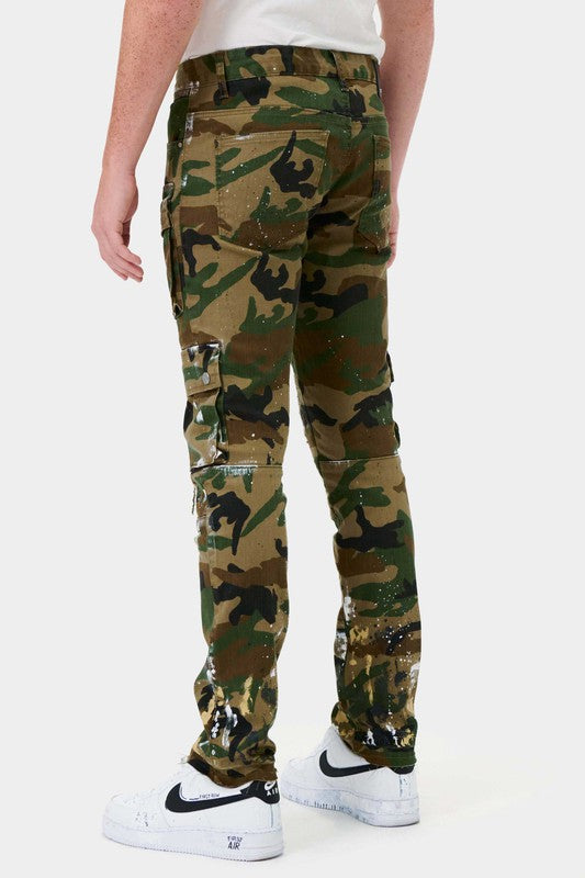 Pantalones rectos ajustados tipo cargo con estampado de camuflaje