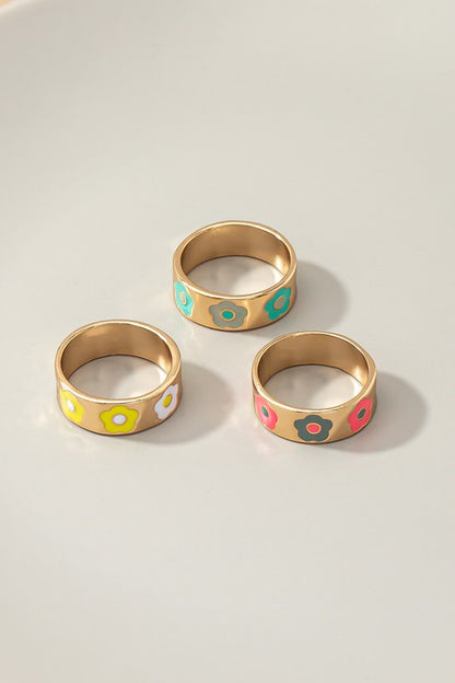 Conjunto de tres anillos con flores.