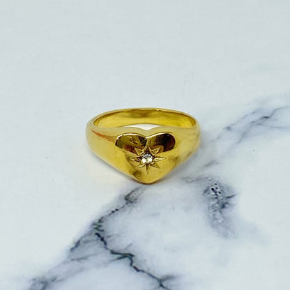 Anillo tipo sello con forma de corazón y rayos de sol