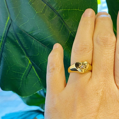 Anillo tipo sello con forma de corazón y rayos de sol