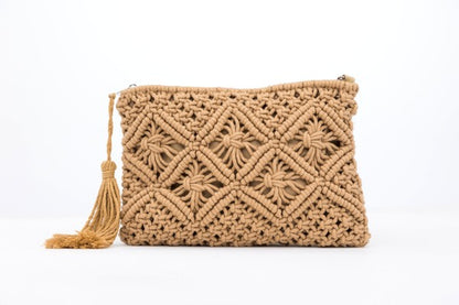 Clutch con borlas de macramé