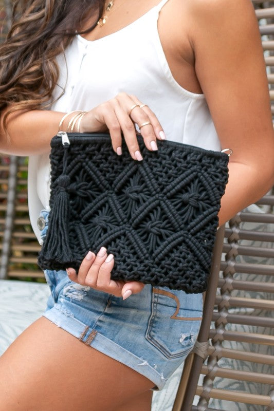 Clutch con borlas de macramé