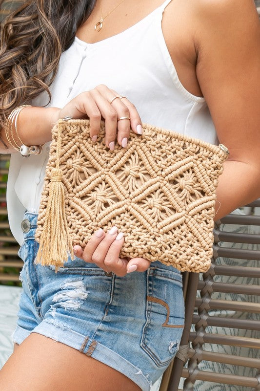 Clutch con borlas de macramé