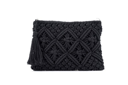 Clutch con borlas de macramé