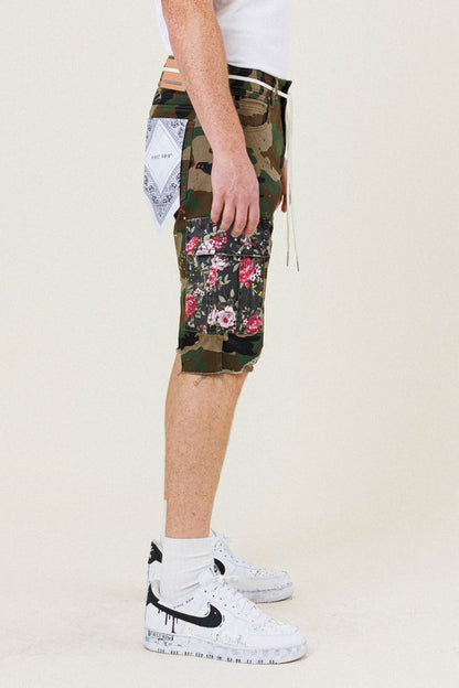 Shorts cargo de camuflaje con parche de flores