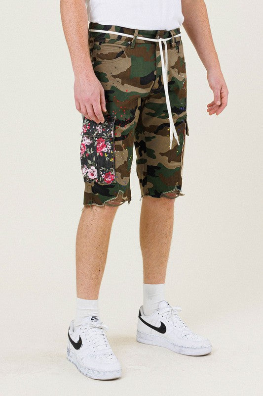 Shorts cargo de camuflaje con parche de flores