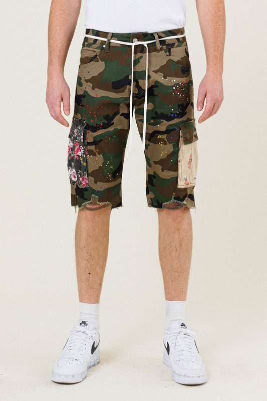 Shorts cargo de camuflaje con parche de flores