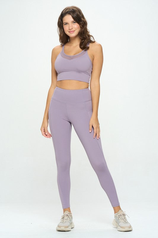 Conjunto de ropa deportiva y leggings