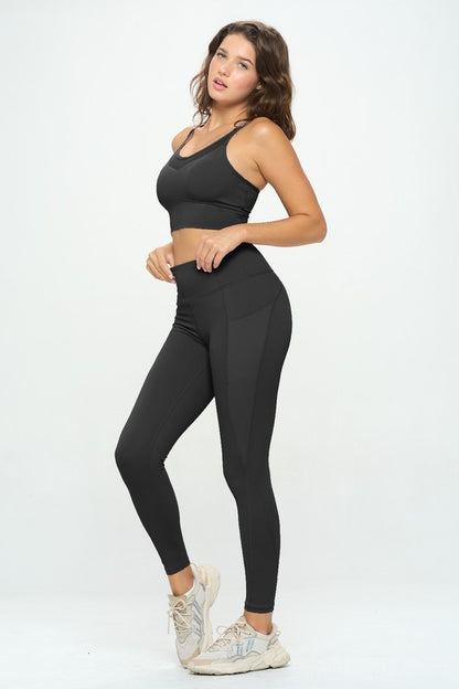 Conjunto de ropa deportiva y leggings