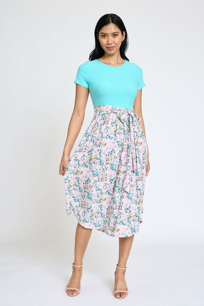 Vestido midi floral de manga corta