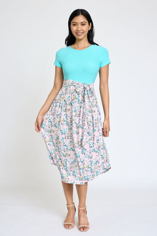 Vestido midi floral de manga corta