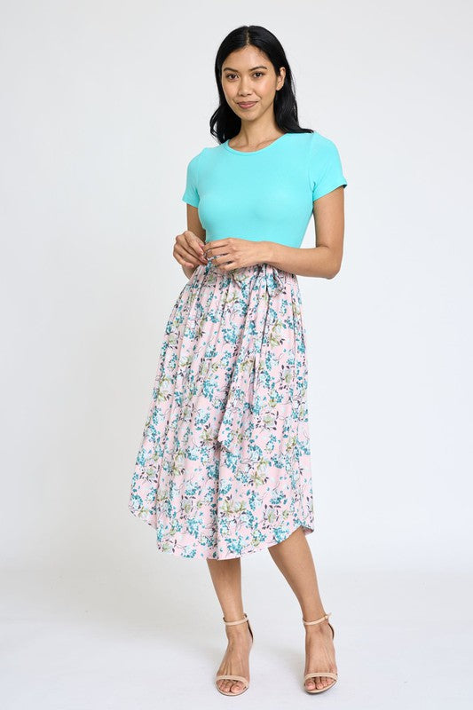 Vestido midi floral de manga corta