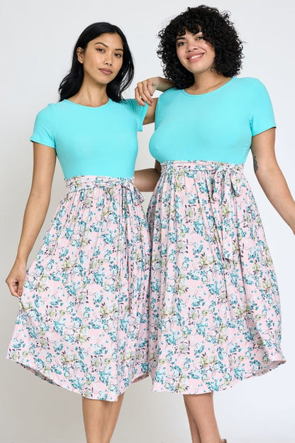 Vestido midi floral de manga corta