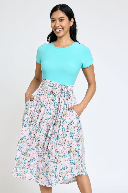 Vestido midi floral de manga corta