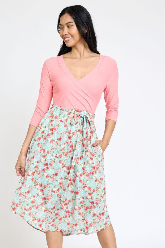 Vestido con fajín y manga corta de primavera