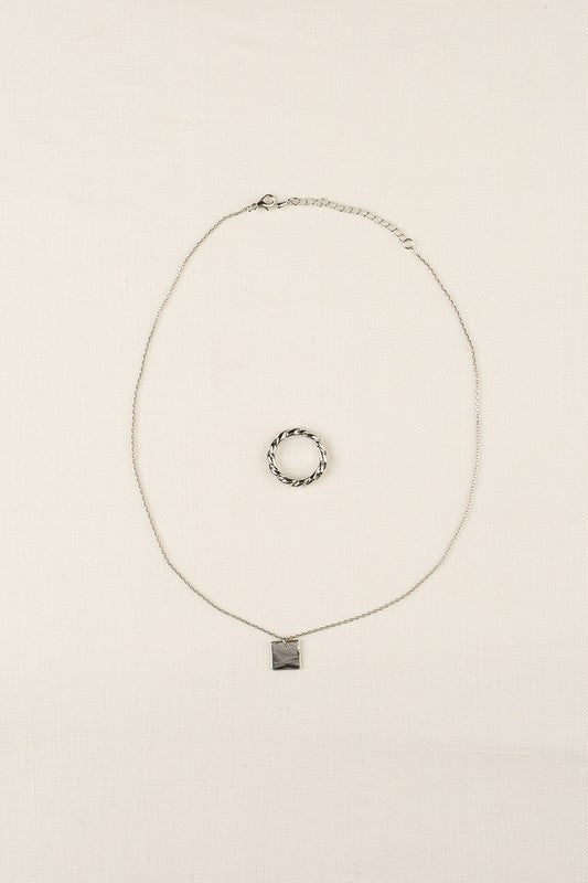Conjunto de collar con colgante cuadrado y anillo giratorio en plata