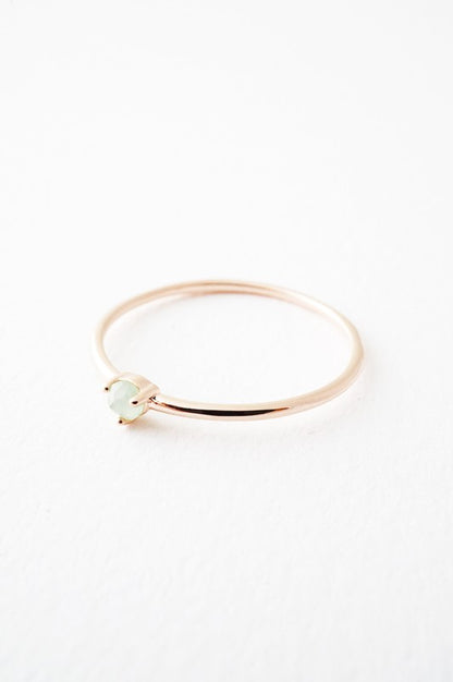 Anillo de orbe de cristal con solitario de jade