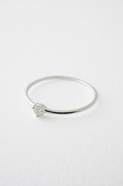 Anillo de orbe de cristal con solitario de jade