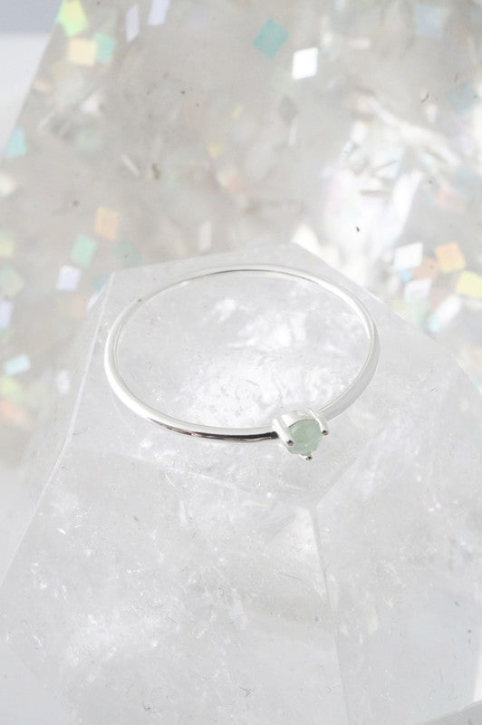 Anillo de orbe de cristal con solitario de jade