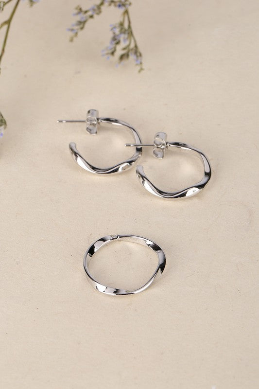 Conjunto de anillo y aretes ondulados - plata